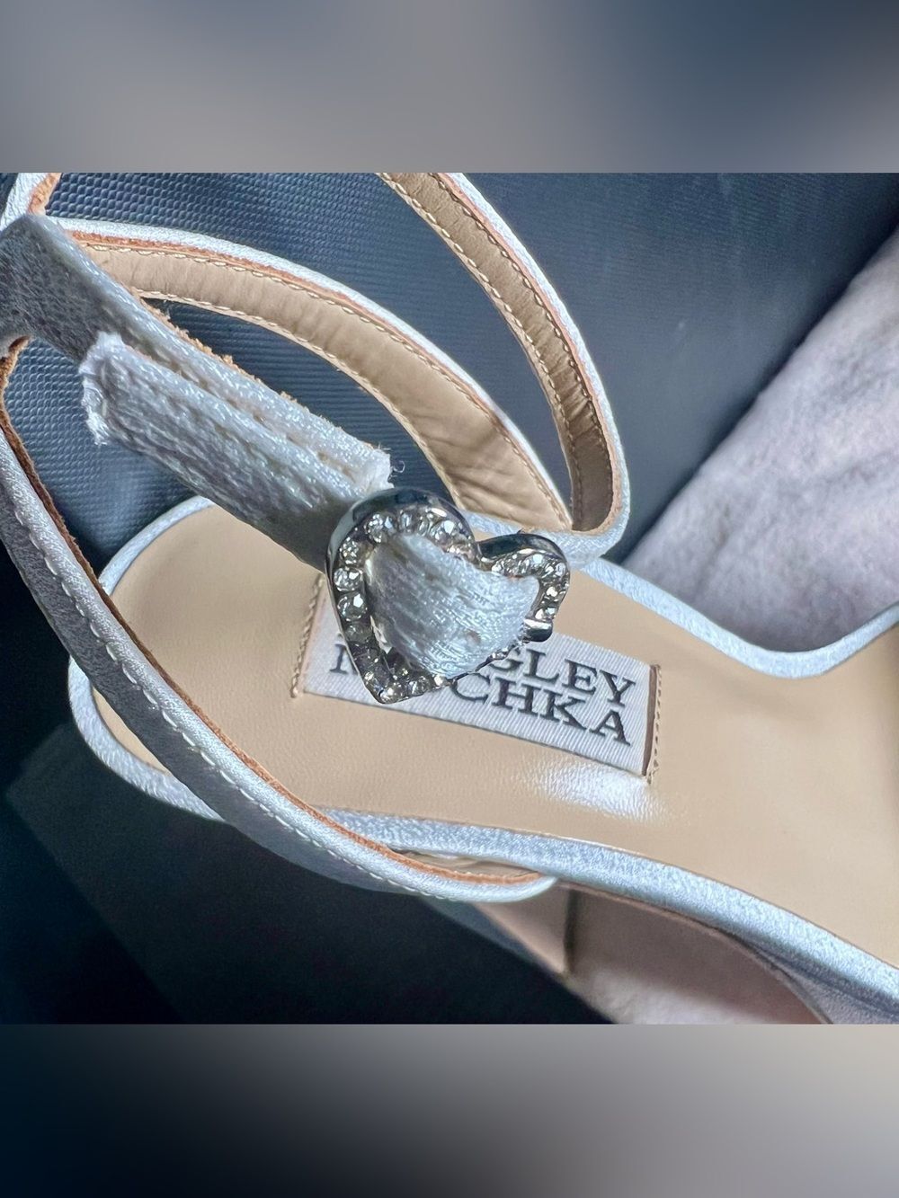 Badgley Mischka Caia White Platform Sandal with Heart-Shaped Buckle. Size 5 NI